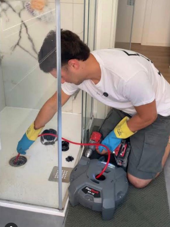Spurgo professionale di uno scarico doccia intasato a Pescara