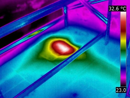 Termocamera professionale che individua una perdita d'acqua nascosta in un impianto a Pescara